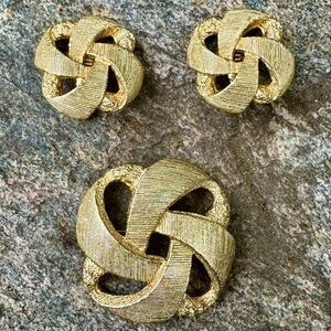 Vintage Gold Tone Mobius Love Knot Brooch & Clip On Earrings Signed MONET